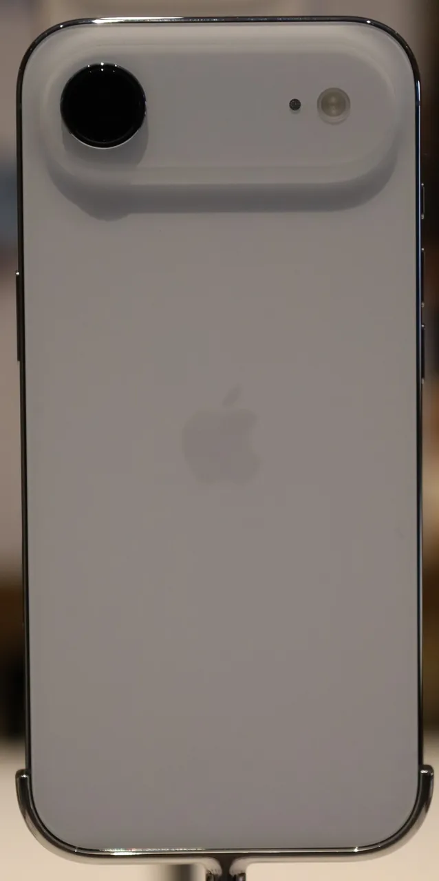 Иллюстрация модели: Apple iPhone Air Sky Blue